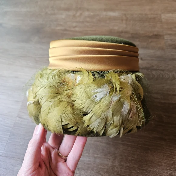 VINTAGE 1950s 60s GREEN VELVET PILLBOX HAT FEATHERS GOLD  display picture 3